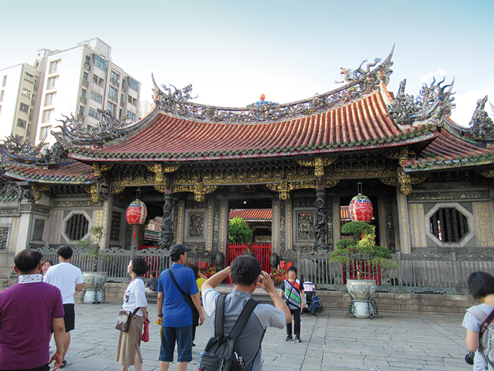 台北萬華地区の古蹟、龍山寺の外観(2019年台湾SV)